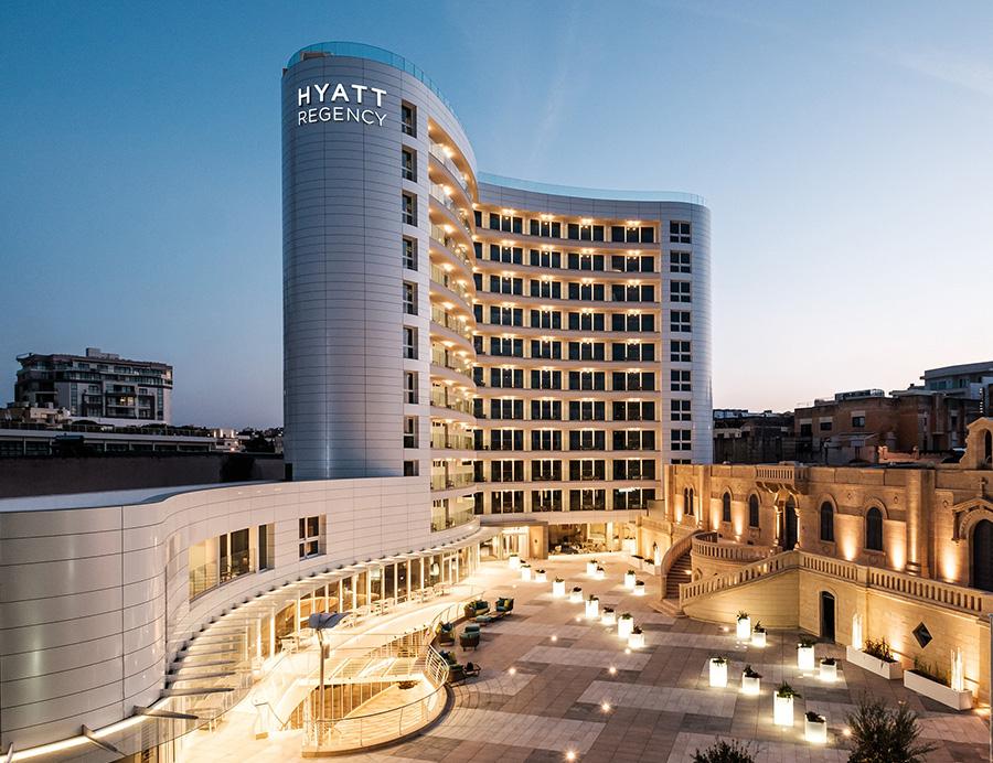 Hotel-Hyatt-Regency-Saint-Julian's-Malta-pavimentazione-in-pietra-sinterizzata-di-2-cm