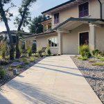 Villa-con-pavimentazione-in-pietra-sinterizzata-Hardscape-Porcelain-Etna-Light-Grey