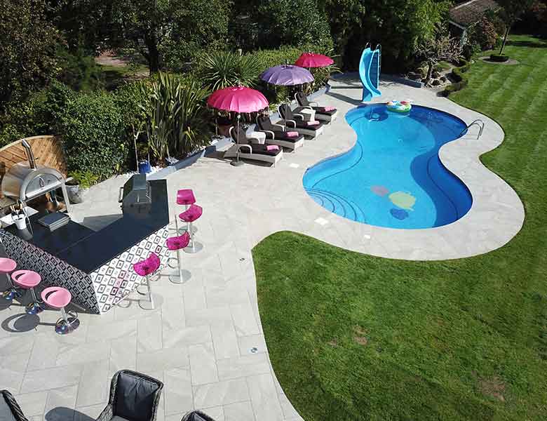 Villa-con-piscina-a-Birmingham-pavimentazione-in-pietra-sinterizzata-Etna-Light-Grey