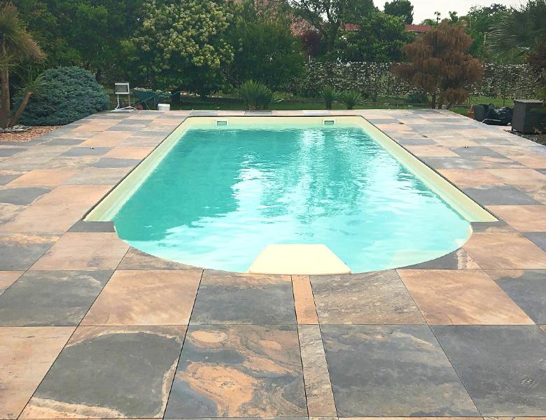 Lastre in pietra sinterizzata HARDSCAPE PORCELAIN Monviso Multicolor in 2 cm di spessore Villa con piscina Venezia