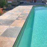 Lastre in pietra sinterizzata HARDSCAPE PORCELAIN Monviso Multicolor in 2 cm di spessore Villa con piscina Venezia