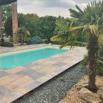 Lastre in pietra sinterizzata HARDSCAPE PORCELAIN Monviso Multicolor in 2 cm di spessore Villa con piscina Venezia