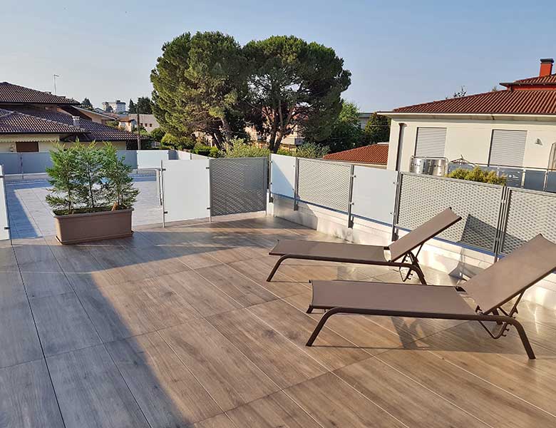 Pavimenti in pietra sinterizzata L'ALTRA PIETRA Colosseo Toscano 60x60x2 cm e OUTDOOR WOOD 2 CM Harena Holz Marrone 40x120x2 cm