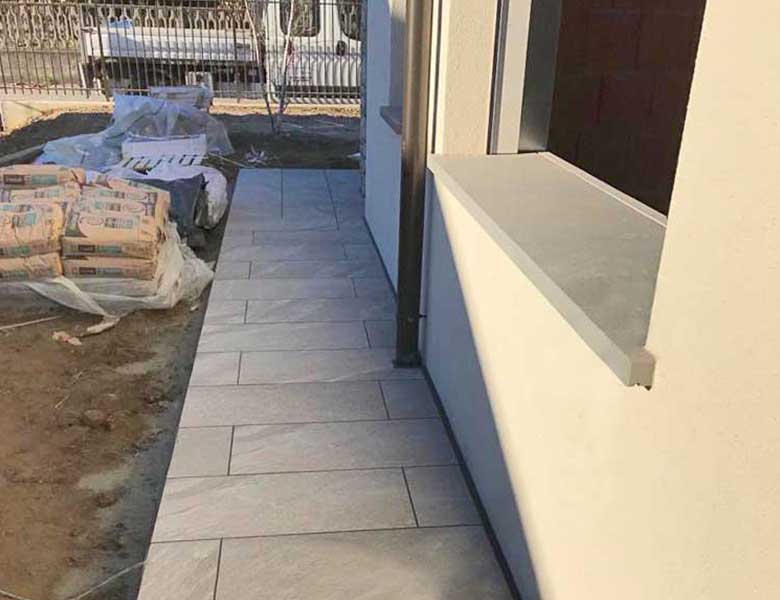 Pavimenti in pietra sinterizzata HARDSCAPE PORCELAIN Etna Light Grey e OUTDOOR WOOD 2 CM HArena Holz Marrone 40x120x2 cm