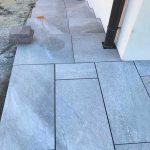 Pavimenti in pietra sinterizzata HARDSCAPE PORCELAIN Etna Light Grey e OUTDOOR WOOD 2 CM HArena Holz Marrone 40x120x2 cm